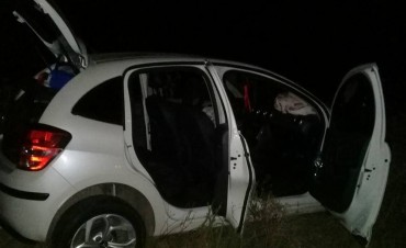 Un auto rozó un camión y sus ocupantes debieron ser asistidos