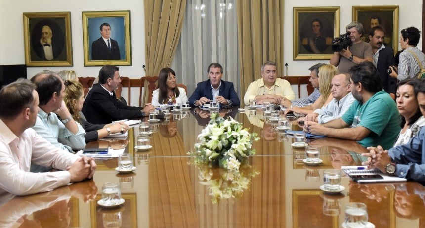 La provincia acordó con los gremios docentes esperar la apertura de las paritarias nacionales