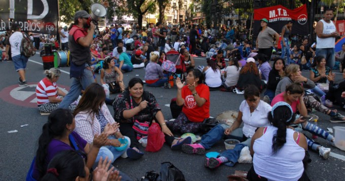 Organizaciones sociales marchan por 