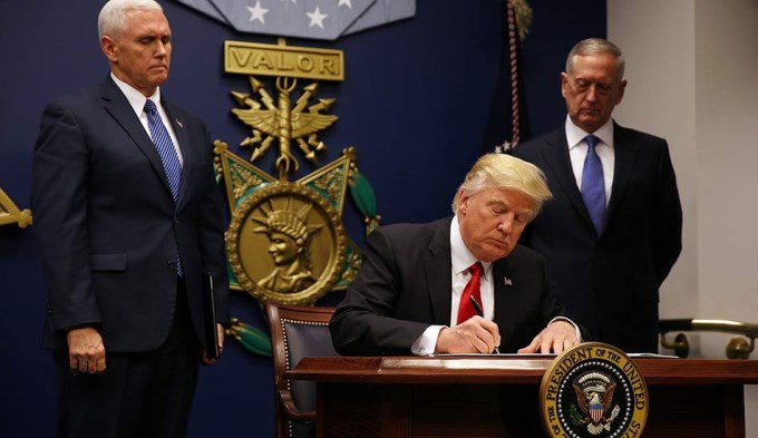 Trump firmó un nuevo y polémico decreto migratorio