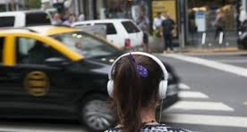 PEATÓN TECNOLÓGICO: EL NUEVO PROBLEMA DE LA MOVILIDAD