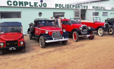 SE REALIZÓ EL 2do. ENCUENTRO DE AUTOS ANTIGUOS EN LUCAS GONZÁLEZ