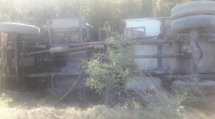 EL CAMIÓN ATMOSFÉRICO CAYÓ A UNA ZANJA