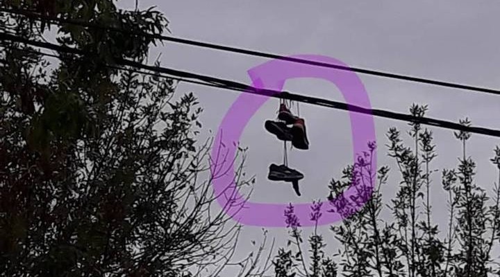 ZAPATILLAS COLGADAS EN LOS CABLES ELECTRICOS  ¿QUÉ  SIGNIFICAN?