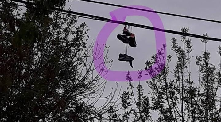 EL INTENDENTE MANDÒ A DESCOLGAR LAS ZAPATILLAS DE LOS CABLES ELÈCTRICOS. 