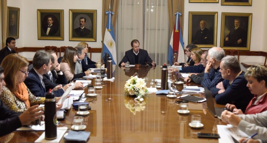 El gobierno provincial define obra pública y adquisición de equipamiento escolar por más de 242 millones de pesos