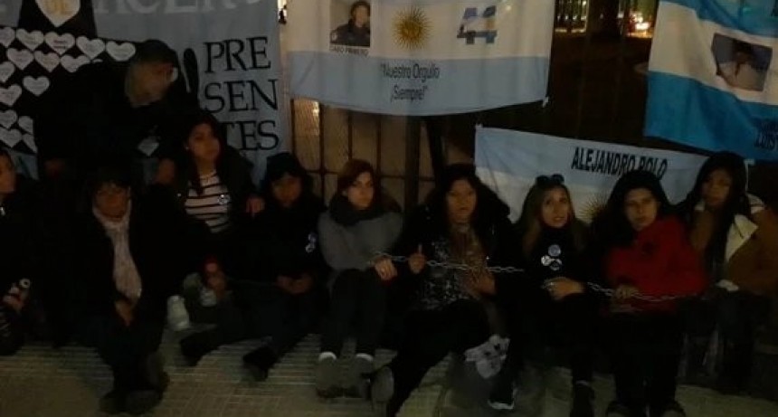 VERGÜENZA: FAMILIARES DE TRIPULANTES DEL ARA SAN JUAN SE ENCADENARON EN PLAZA DE MAYO