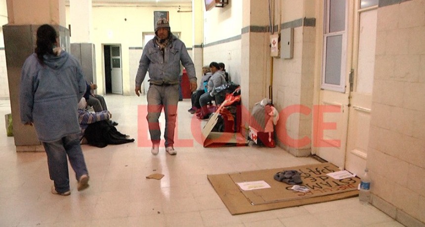 Crece la cantidad de personas que duermen en el hall del hospital San Martín