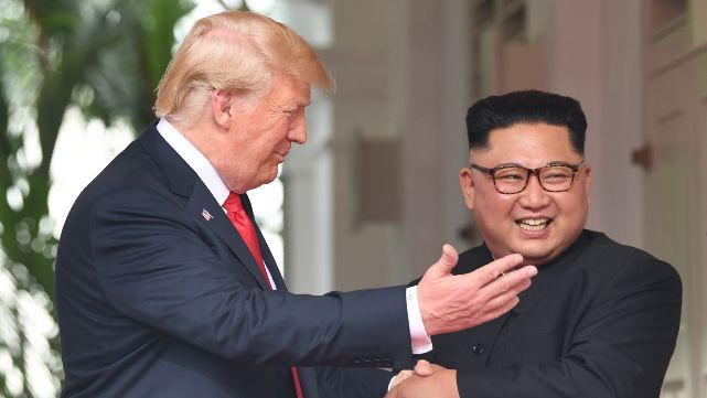 Histórico: Trump y Kim Jong Un se dieron la mano