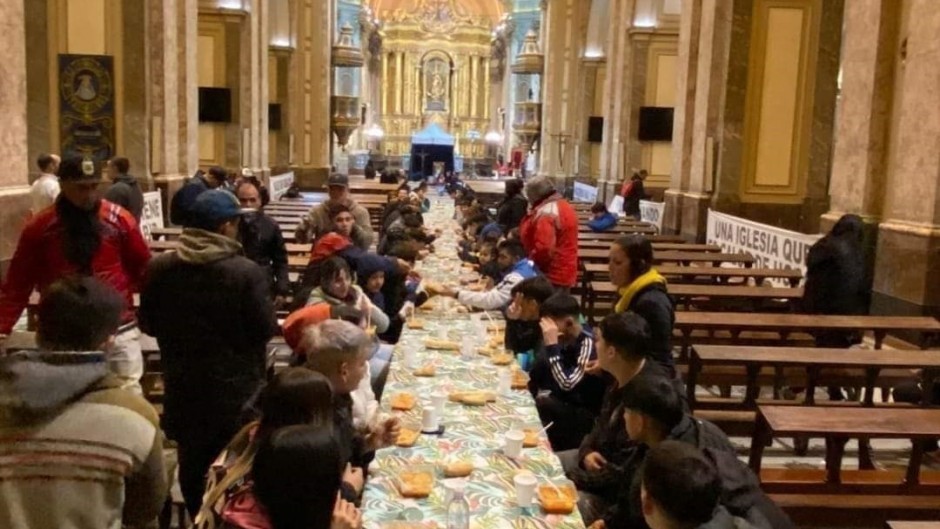 El arzobispo de Buenos Aires abrió la Catedral como un comedor en medio de las críticas de la Iglesia al Gobierno