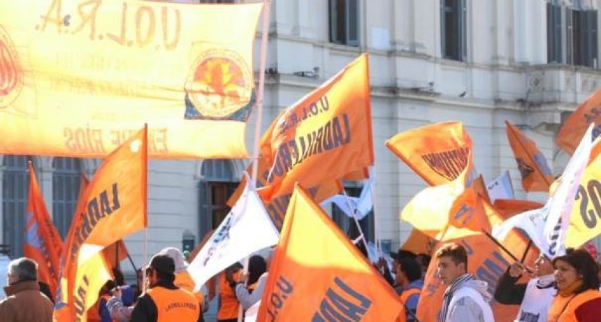 Ladrilleros marcharon a Casa de Gobierno y pidieron una audiencia con Bordet 