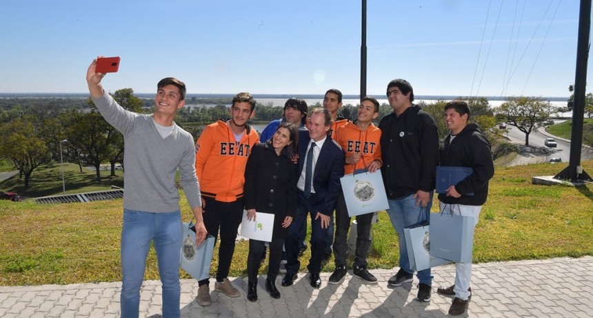 Bordet recibió a los alumnos entrerrianos que viajan a Sudáfrica inspirados por la figura de Mandela