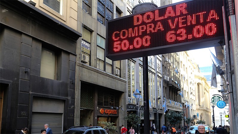 El dólar comenzó a cotizar en suba: Se vende a $63 en el Banco Nación